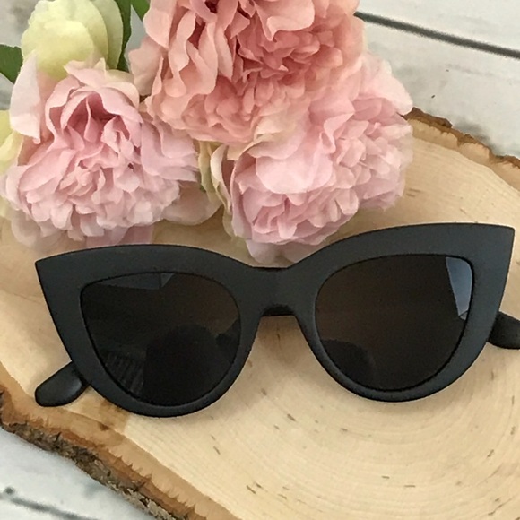 Oversized Vintage Black Cat Eye Tinted Sunglasses - Picture 4 of 6